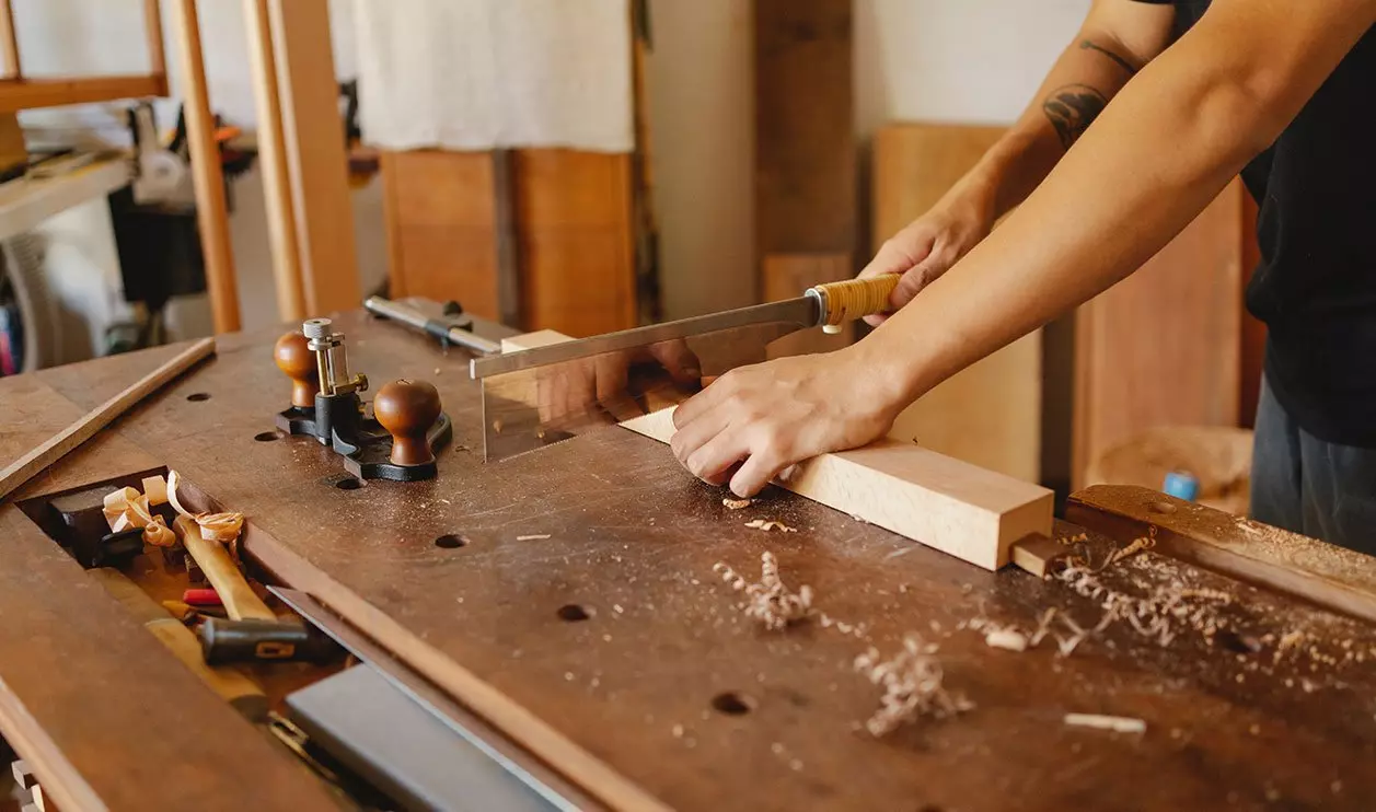 carpintero cortando Muebles a medida C贸rdoba