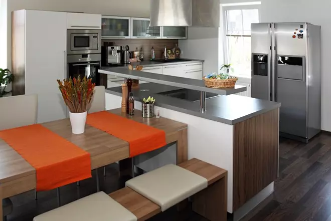 cocina isla central con mesa